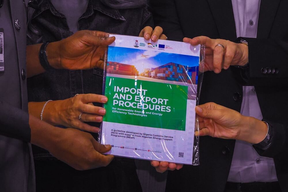 𝗡𝗶𝗴𝗲𝗿𝗶𝗮 𝗖𝘂𝘀𝘁𝗼𝗺𝘀 𝗟𝗮𝘂𝗻𝗰𝗵𝗲𝘀 𝗥𝗲𝗻𝗲𝘄𝗮𝗯𝗹𝗲 𝗘𝗻𝗲𝗿𝗴𝘆 𝗧𝗿𝗮𝗱𝗲 𝗛𝗮𝗻𝗱𝗯𝗼𝗼𝗸

The 𝗡𝗶𝗴𝗲𝗿𝗶𝗮 𝗖𝘂𝘀𝘁𝗼𝗺𝘀 𝗦𝗲𝗿𝘃𝗶𝗰𝗲 (𝗡𝗖𝗦) has launched a new handbook to streamline import and export processes for renewable energy equipment. The handbook