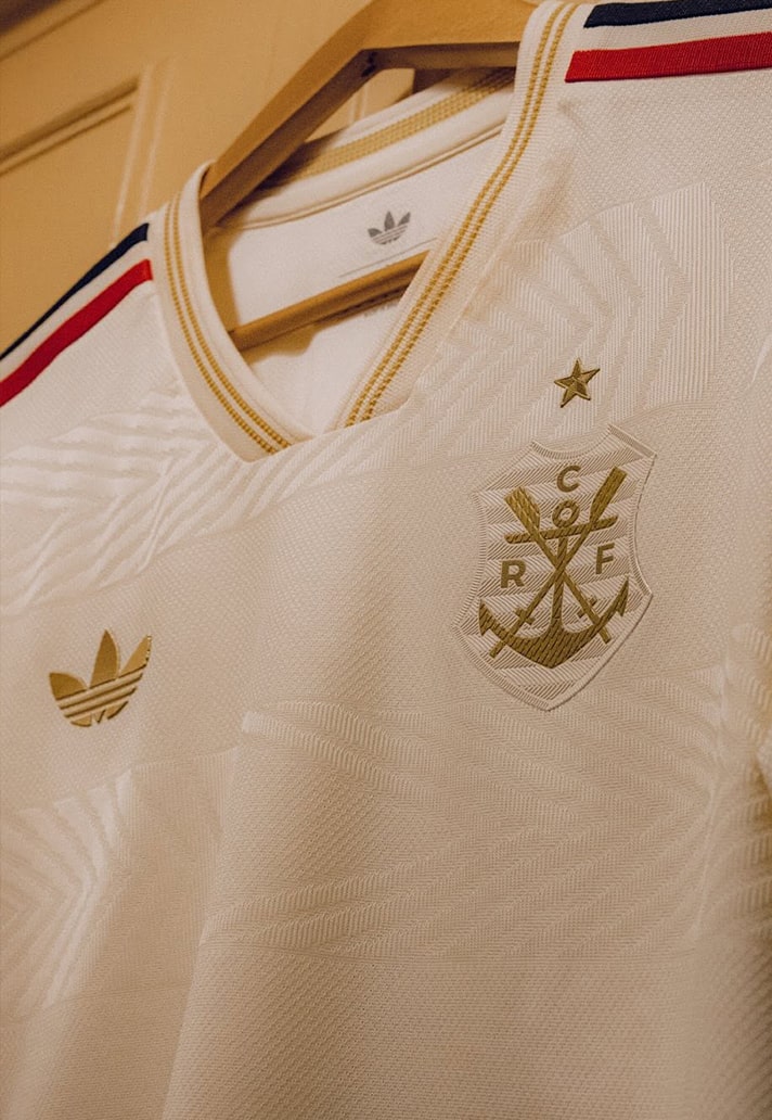 footsoccerpro's tweet photo. Le Flamengo dégaine un sublime maillot third 🤍🖤❤️

Notre note pour ce maillot : 8/10 💥

#flamengo https://t.co/Jyg8blCJtP