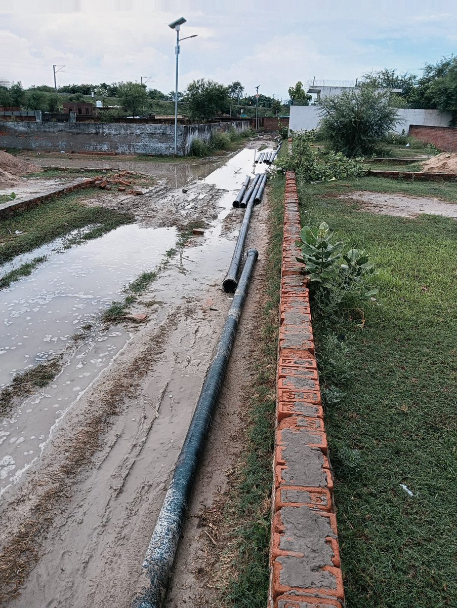 <a href="/AyodhyaNgrNigam/">Ayodhya Nagar Nigam</a> <a href="/girishpati/">Girish Pati Tripathi</a> <a href="/Jayendra_IAS/">जयेन्द्र कुमार</a> <a href="/CMOfficeUP/">CM Office, GoUP</a> <a href="/aksharmaBharat/">A K Sharma</a> <a href="/mlkhattar/">Manohar Lal</a> <a href="/rakeshguru916/">Rakesh Rathour 'Guru' (मोदी का परिवार)</a> <a href="/NagarVikas_UP/">Urban Development Department, Uttar Pradesh</a> <a href="/MoHUA_India/">Ministry of Housing and Urban Affairs</a> <a href="/SBM_UP/">Swachh Bharat Mission, Uttar Pradesh (Urban)</a> <a href="/SBMUrbanUP/">Swachh Uttar Pradesh (Urban, SBM)</a> <a href="/dmayodhya/">District Magistrate Ayodhya</a> <a href="/InfoDeptUP/">Information and Public Relations Department, UP</a> नगर निगम अयोध्या का सारा कार्य केवल हवा हवाई है कोई कार्य नहीं हो रहा है।
ये विष्णुपुरम कॉलोनी निकट रेलवे ट्रेक मौनी बाबा का रास्ता है