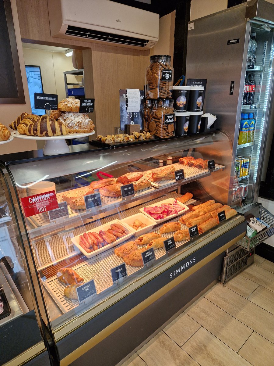 ghostofgoose5's tweet photo. What a lovely old bakery in #StAlbans.
Even better they take cash.
#ShopLocal #ShopIndependent #ShopSmall #PayCash #BoycottCashlessSociety https://t.co/u0sQO2qf1x