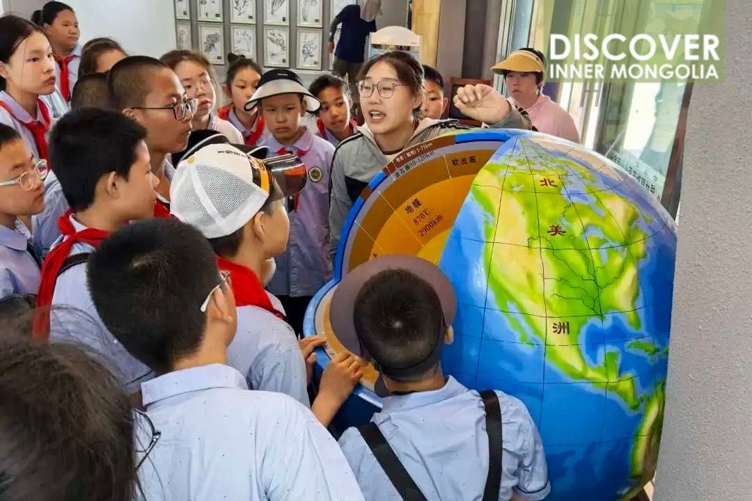 InnerMongolia22's tweet image. Who says summer break is just about homework? ☀🌾🌍 

Between July 14 and August 5, more than 3,000 students and teachers from #Xilinhot set off for Belike Ranch in #InnerMongolia, diving into science, technology, and the great outdoors.
#LearningByDoing #FutureScientists
