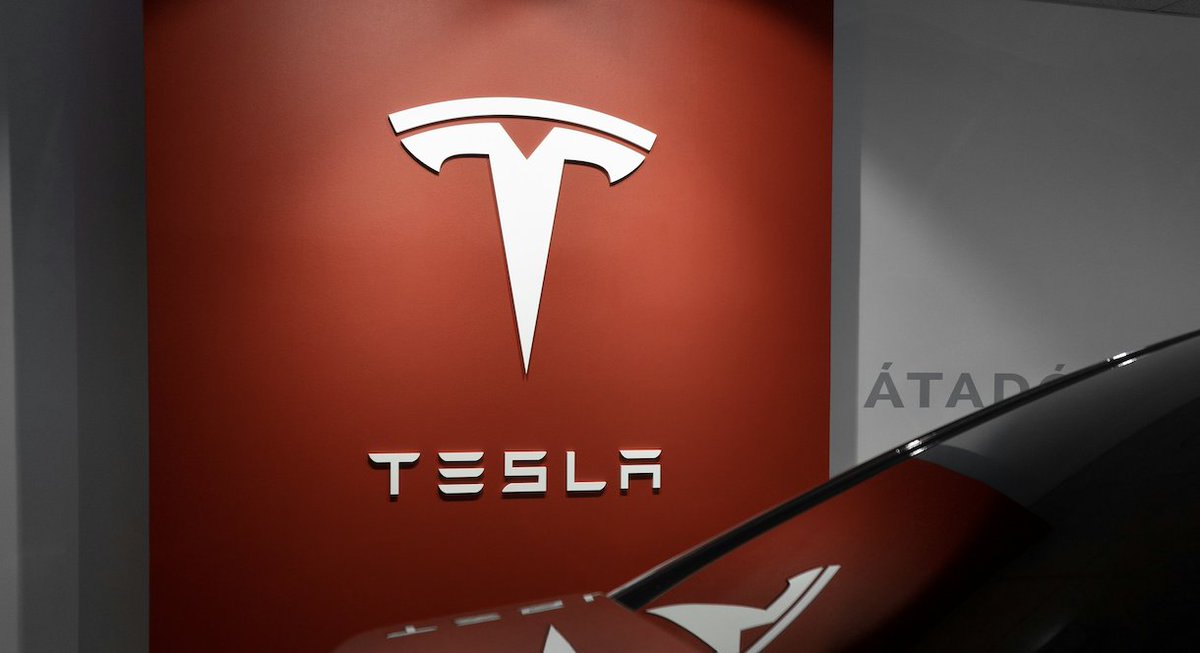 FONKmag's tweet image. Na de nieuwmarkt is nu ook de vraag naar tweedehands #Tesla’s gekelderd in Nederland. Volgens occasionplatform #AutoTrack waren er in juli 65 procent minder zoekopdrachten naar Tesla’s dan in januari dit jaar

fonkmagazine.nl/artikelen/econ…