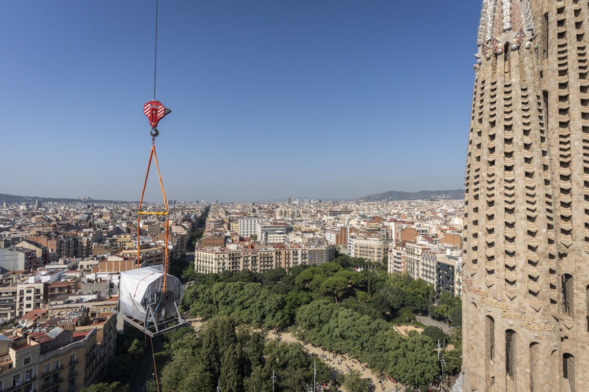 Ya ha llegado el primer brazo de la #cruz que culminará la torre de #Jesucristo! 🙌 En los próximos meses está prevista la llegada de los otros tres brazos de la cruz y del núcleo que los unirá, con el objetivo de completar la torre de Jesucristo a finales del 2025.