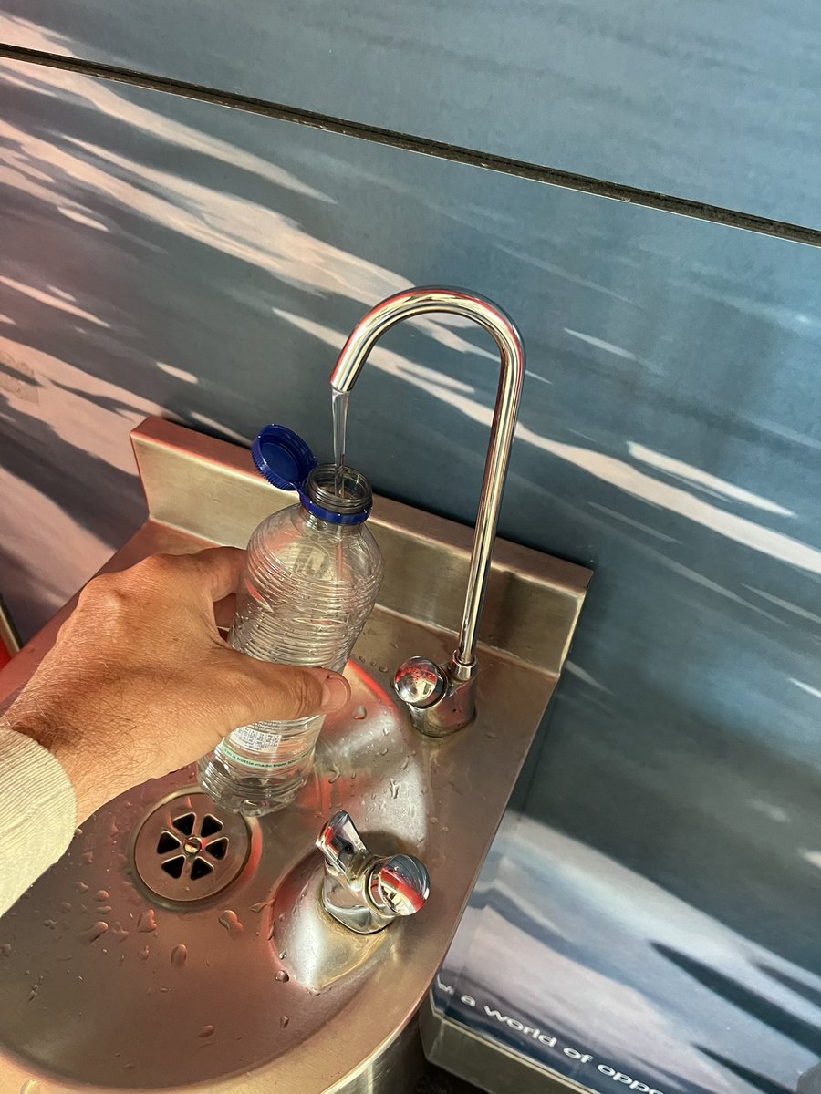 Kijk <a href="/Schiphol/">Amsterdam Airport Schiphol</a> hier kunnen jullie nog wat van leren. Op Heathrow-airport. Daar worden passagiers blij van.