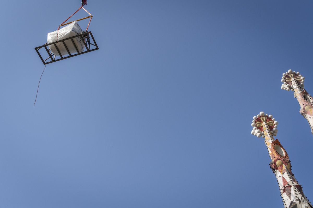 sagradafamilia's tweet photo. The first arm of the #cross that will top the tower of #JesusChrist has arrived! 🙌Over the coming months, the other three arms of the cross and the core uniting them are expected to arrive, with the aim of completing the tower of Jesus Christ in late 2025.

#SagradaFamília #Gaudí #Barcelona