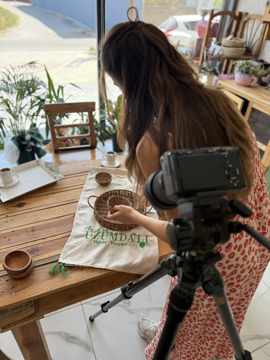 Bugün Üzümdalı Hatay Yöresel’in üretici kadınlarına destek için çekime geldim. Mis gibi defne kokulu bi iş yeri kurmuşlar. Katıklı faktörüyle güne başlangıç puanım 💯 🫂♥️ #ÜcretsizDestek