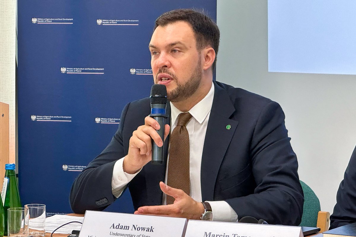 MRiRW_GOV_PL's tweet photo. 🇵🇱 Polska wspiera Ukrainę i Mołdawię w dostosowywaniu rolnictwa do standardów UE 🌾🌍

Trwa II edycja Szkoły Letniej dla administracji Ukrainy i Mołdawii, zorganizowana w Krakowie przez Ministerstwo Rolnictwa i Rozwoju Wsi wraz z Centrum Doradztwa Rolniczego.

W programie:
✅ Wspólna Polityka Rolna i dobre praktyki wdrażania
✅ Systemy jakości żywności w UE i Polsce
✅ Innowacyjne rolnictwo i doradztwo

✅ Doświadczenia Polski sprzed i po akcesji do UE
💬 – Dziś to właśnie polscy rolnicy są największymi beneficjentami unijnego wsparcia. Chcemy dzielić się naszą wiedzą i doświadczeniem – podkreślił wiceminister @AdamNowak_PL.

Uczestnicy będą mieli także okazję odwiedzić https://t.co/HxTH3I11lW. Instytut Zootechniki – PIB, Dolinę Karpia i Centrum Innowacji Żywności Uniwersytetu Rolniczego w Krakowie.

🤝 Silne rolnictwo to stabilność i rozwój – cieszymy się, że możemy wspierać naszych sąsiadów na drodze do Unii Europejskiej!

Więcej informacji 📲https://t.co/xksWmUWzvg

#Rolnictwo #WPR #Ukraina #Mołdawia #SzkołaLetnia #UE #PolskaPomaga #Kraków #WspółpracaMiędzynarodowa
