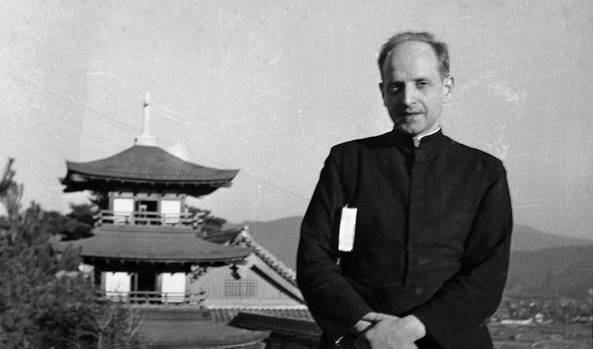 JesuitasESP's tweet photo. El 6 de agosto de 1945 comenzaba como un día cualquiera. A las 8:15 el reloj se detuvo, y un fogonazo cegador rasgó el cielo. Arrupe lo describiría en sus memorias como "un disparo de magnesio". Después, una explosión sorda, que arrancó puertas, ventanas y uno de los muros de la capilla. Y luego el silencio.
Sin saber aún, Arrupe, subió a una colina. Desde allí vio Hiroshima arrasada, reducida a escombros. Los jesuitas del noviciado improvisaron un hospital y los vecinos llegaron en busca de socorro. Muchos murieron entre sus manos. Unos cuantos, entre 150 y 200, lograron sobrevivir gracias a sus cuidados.
https://t.co/88SYCiT5Hz