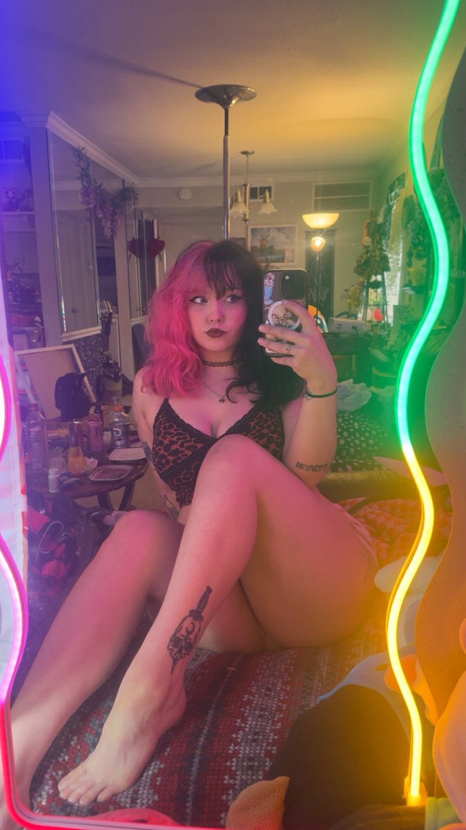 sagewxifu's tweet photo. @popitforpoppa Damn sucks to suck, couldn’t be me bc my gf is hot (@Gothfairyfiona) https://t.co/SKKav5LVIB