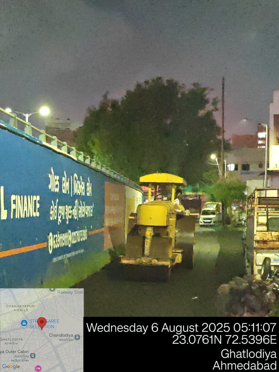 AmdavadAMC's tweet image. Rolling over patchwork work was carried out in Chandlodiya Ward to strengthen road surfaces and ensure long-lasting durability. AMC continues its commitment to enhancing road infrastructure for a smoother and safer commute across the city.

#RoadImprovement #AMCRoadWorks…