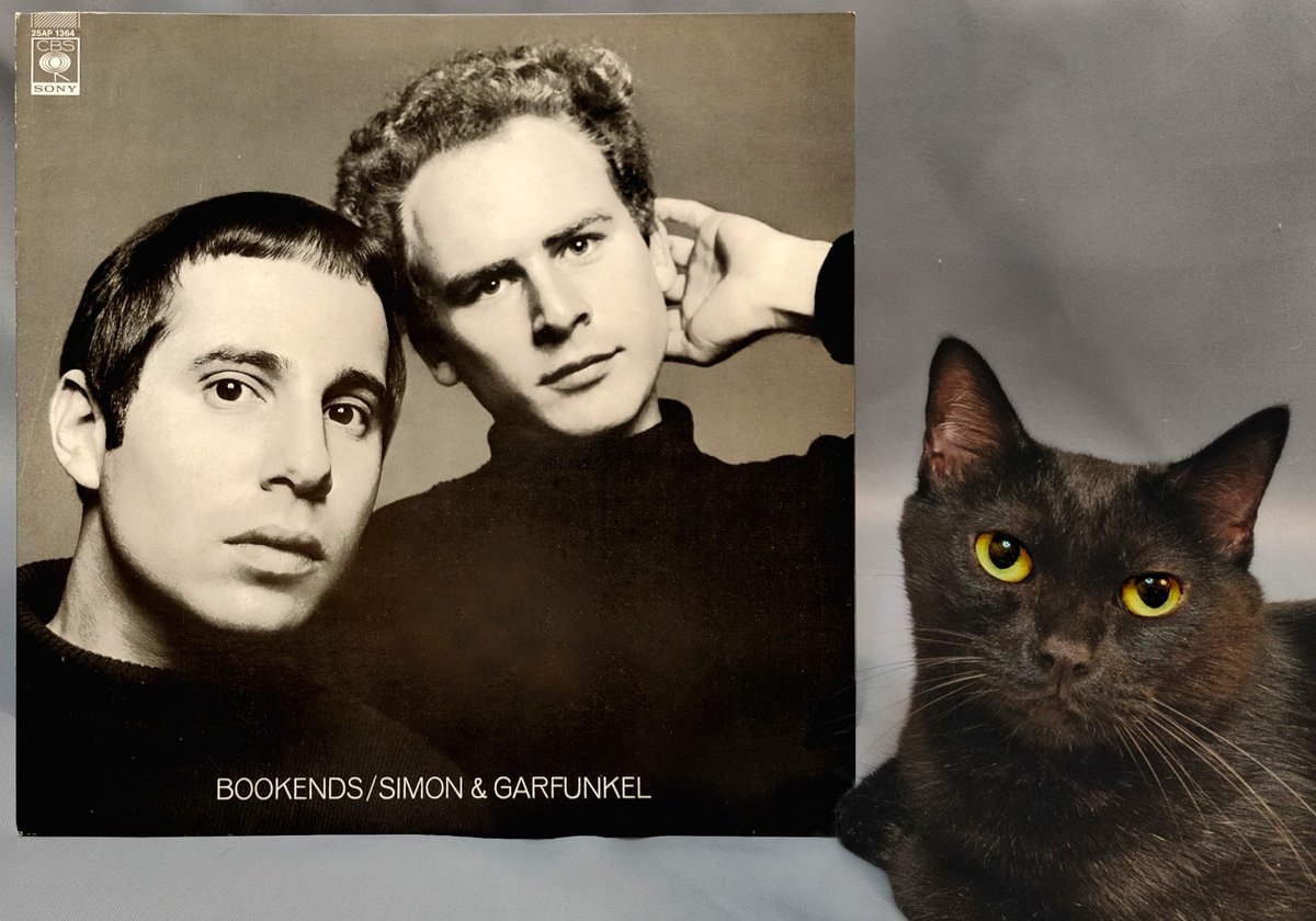 #猫とレコード
サイモン＆ガーファンクル『Bookends』

A面は人生をなぞる構成
「Save the Life of My Child」や「America」の頃は過ぎて、いまは「Overs」と「Voices of Old People」の間。同じ曲も違って聴こえる。
「Old Friends」の年代になれば、また別な響きになるだろう。

#SimonAndGarfunkel