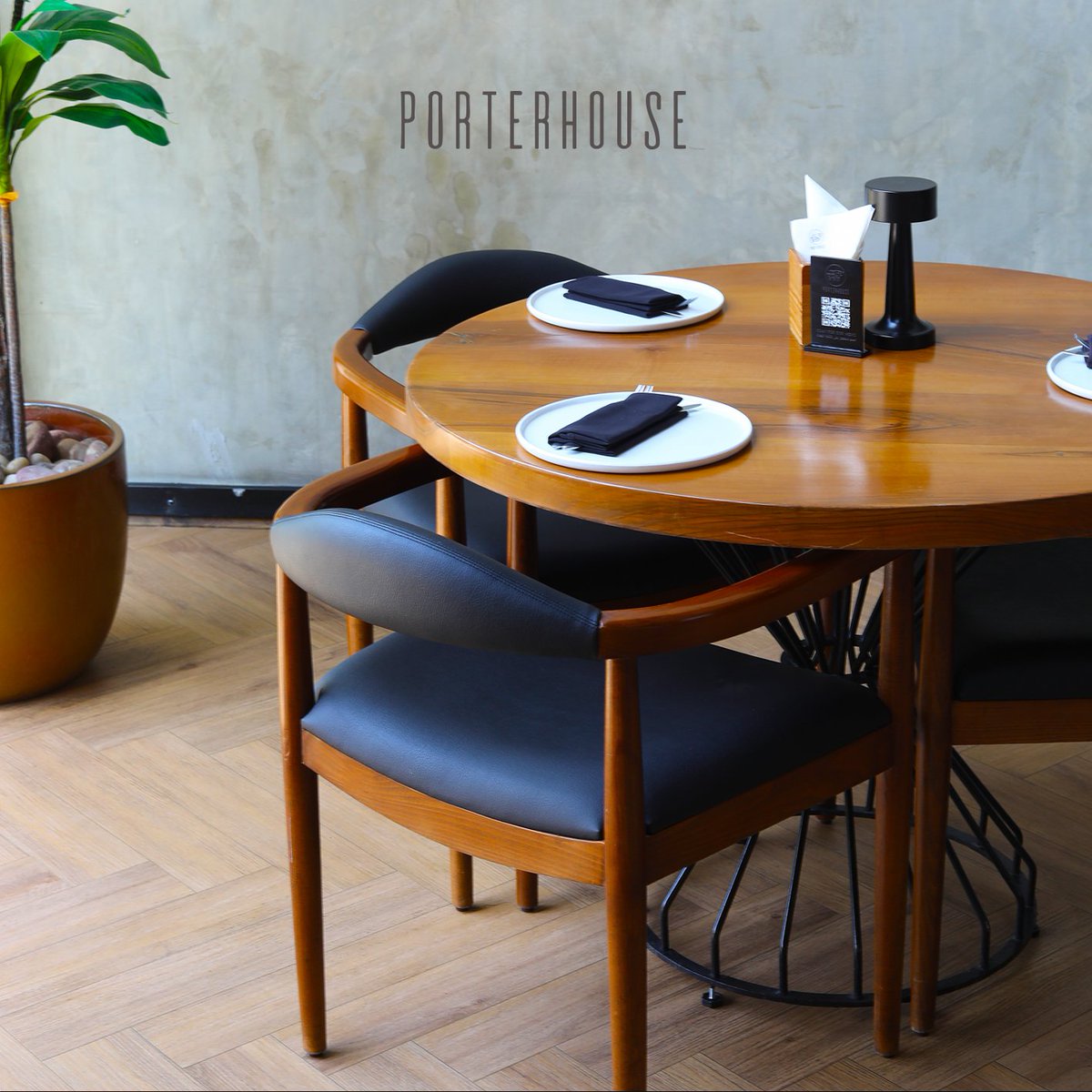 طاولة مثالية لكل لقاء تصميم أنيق ولمسات دافئة ترحّب بك في كل زيارة
The perfect table for any occasion,Elegant design and warm touches welcome you at every visit
الموقع: الرياض - تحلية

#بورترهاوس #بورترهاوس_الرياض #مطعم_لحوم #ستيك_الرياض #مطاعم_الرياض #عشاق_الستيك
#لحم_معتق