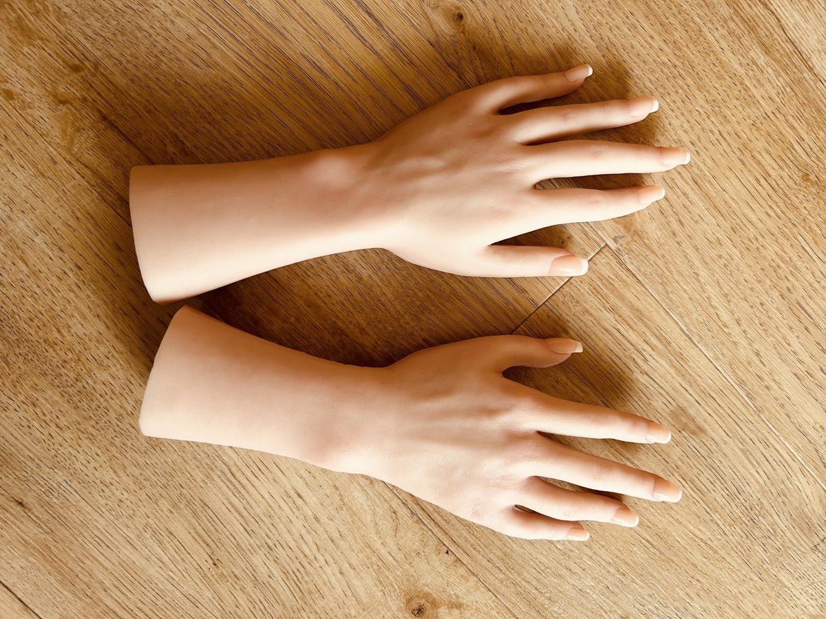 手の資料なんて一番扱いやすいのが自分についてるじゃんと思って持ってなかったんだけど、どうやっても一人分じゃ足りないことが増えてきたのでついに買ってしまった。
描くのは圧倒的に男性の手が多いけど構造がわかればいいので女性の手でも大丈夫。
ただ置いておくとちょっとキモい。