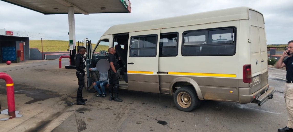 _ArriveAlive's tweet image. The taxi was low on fuel, and they were intercepted when they stopped to refuel.

#ArriveAlive #DarwinAwards #AmateurHour