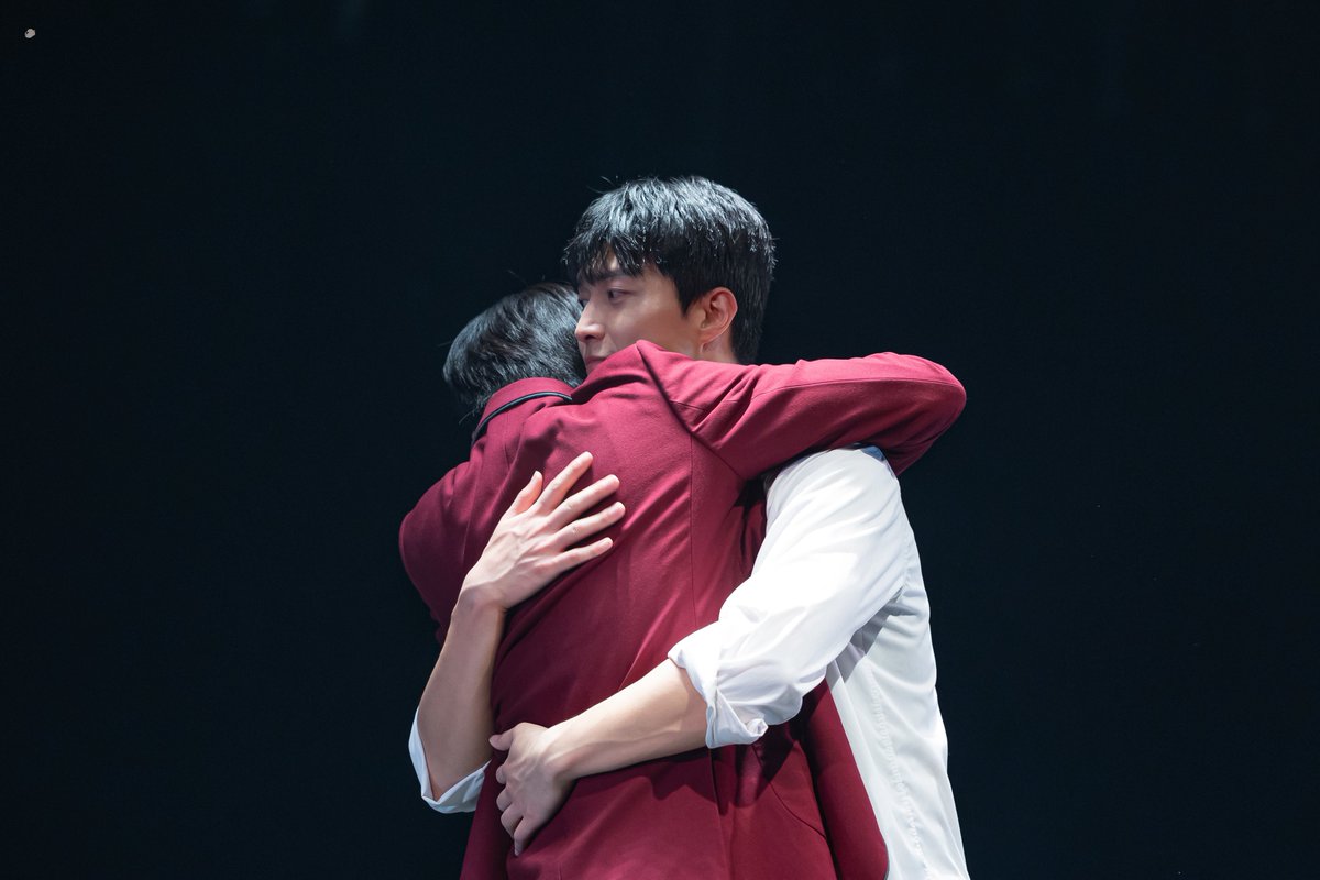 dotoribox88's tweet photo. 250802 밤 연극 베이컨
커튼콜데이

방대런 왜이렇게 왕자님재질야🫣

마크 - 이휘종
대런 - 김방언

📷 by 트친의트친(감사합니다,,,) https://t.co/pWwSaDIGFu