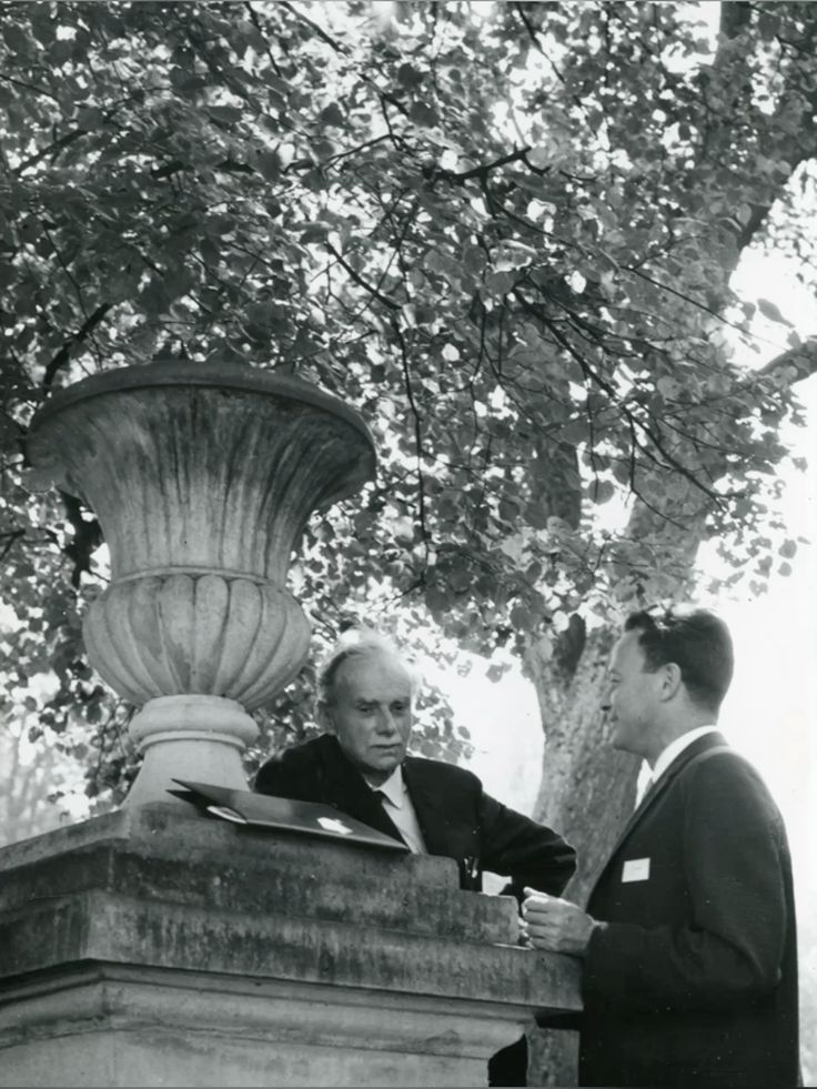 PhysInHistory's tweet photo. Paul A. Dirac and Richard Phillips Feynman, International conference Relativistic theories of gravity. https://t.co/C3lAmLon0d