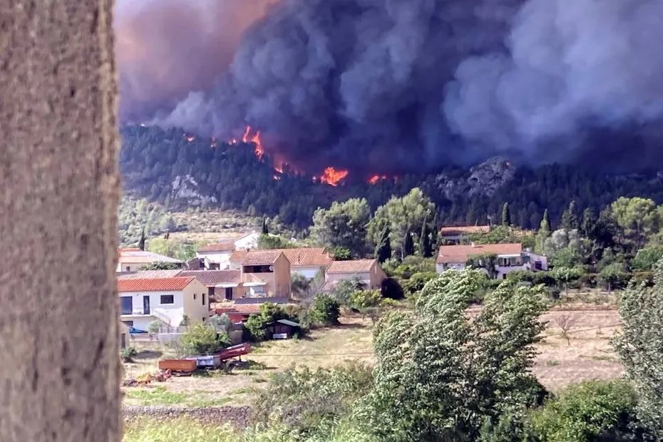 Alors que le feu s'étend dans l'#Aude, il faut lire le décret n°2024-124 du 21 février 2024, moins de deux ans après les feux aient ravagé la Gironde en 2022. 

Il faut aller à la ligne 161 pour constater la coupe budgétaire de 50 millions. #AttalTrouDeBalle est alors premier
