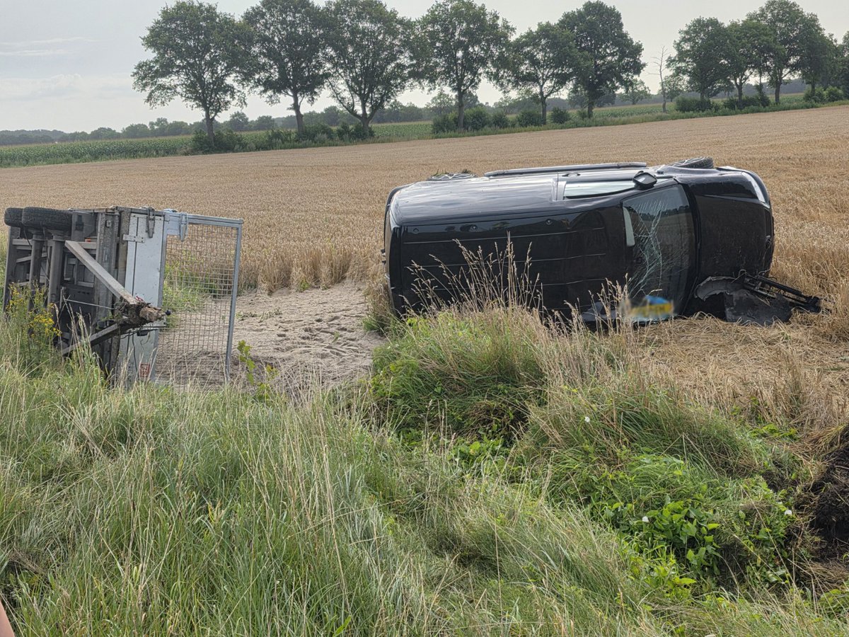 Auto en aanhanger kantelen op N374 Westdorp