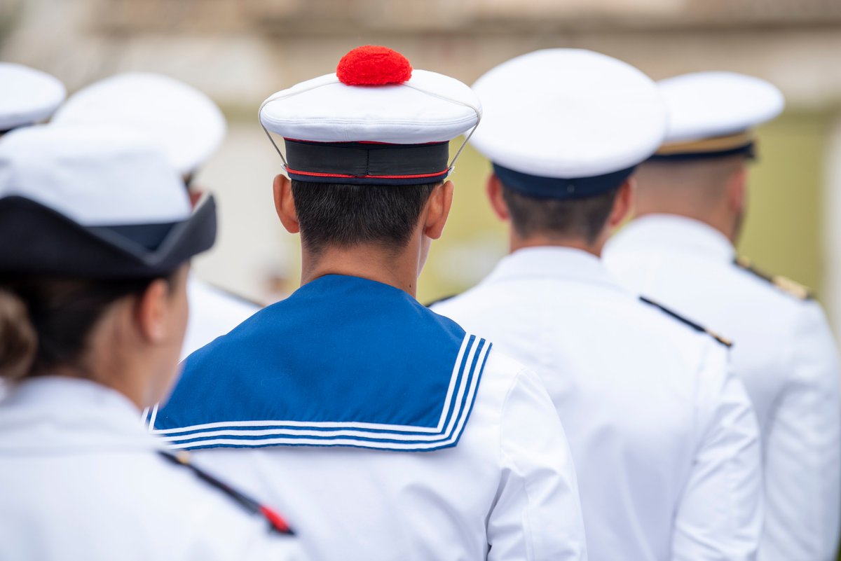 #CultureMarine | Pourquoi toucher le pompon d’un bâchi porterait chance ?🍀
1- Parce que revenir sain et sauf de mer était auparavant déjà une chance.
2- Parce que c’était un exploit de réussir à en voler un !
Et vous, vous avez déjà touché le pompon d’un bâchi ?