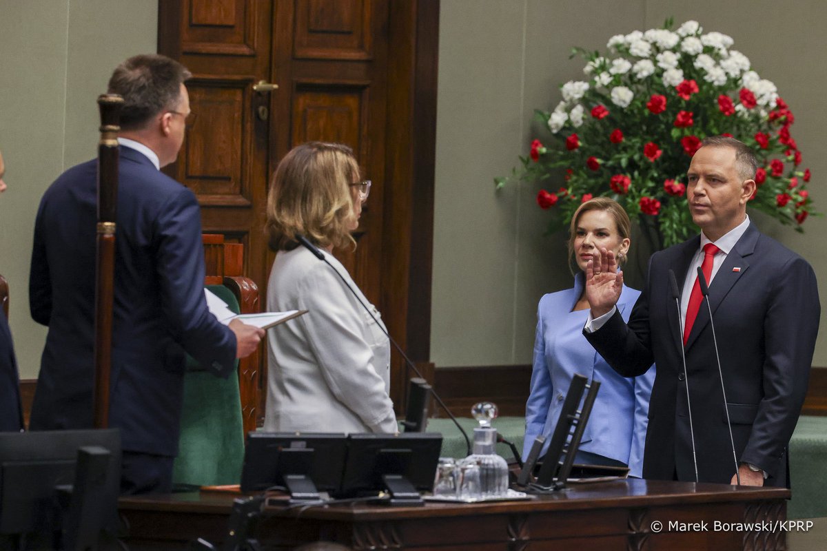 🇵🇱 Karol Nawrocki został zaprzysiężony na Prezydenta Rzeczypospolitej Polskiej. #MójPrezydent 
❤️ To piękny dzień dla Polski!