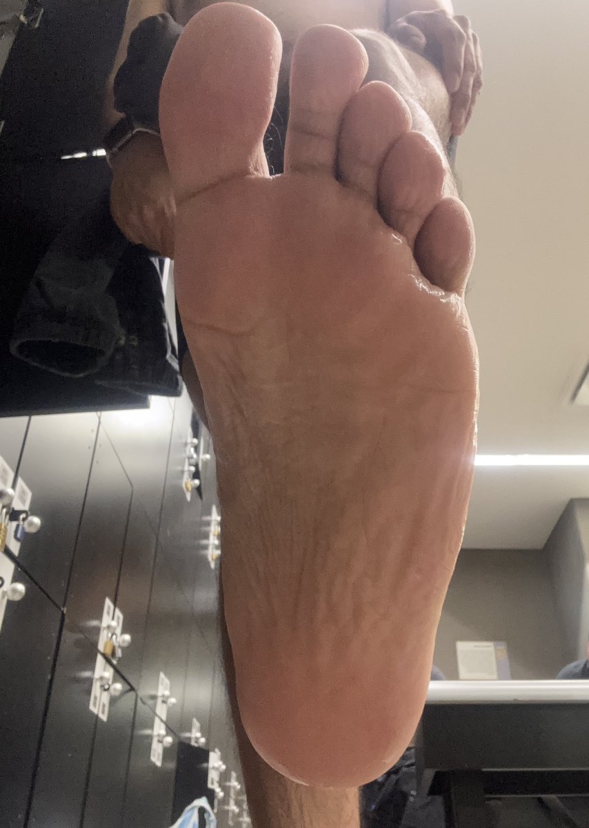 Conoces tu lugar 
Ahora arrodíllate🧎‍♂️‍➡️y lame el sudor de mis pies 🦶💦 después de entrenar 🏋️‍♂️