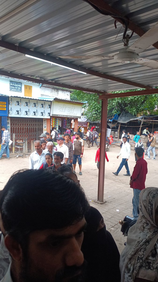 khanadvocate25's tweet photo. @drmmumbaicr @drmbct
@yatarirailway mankhurd railway station Every day commuters facing this issue have no fan no indicator staff are absent  huge line for tickets https://t.co/Bq5GrLgiZY