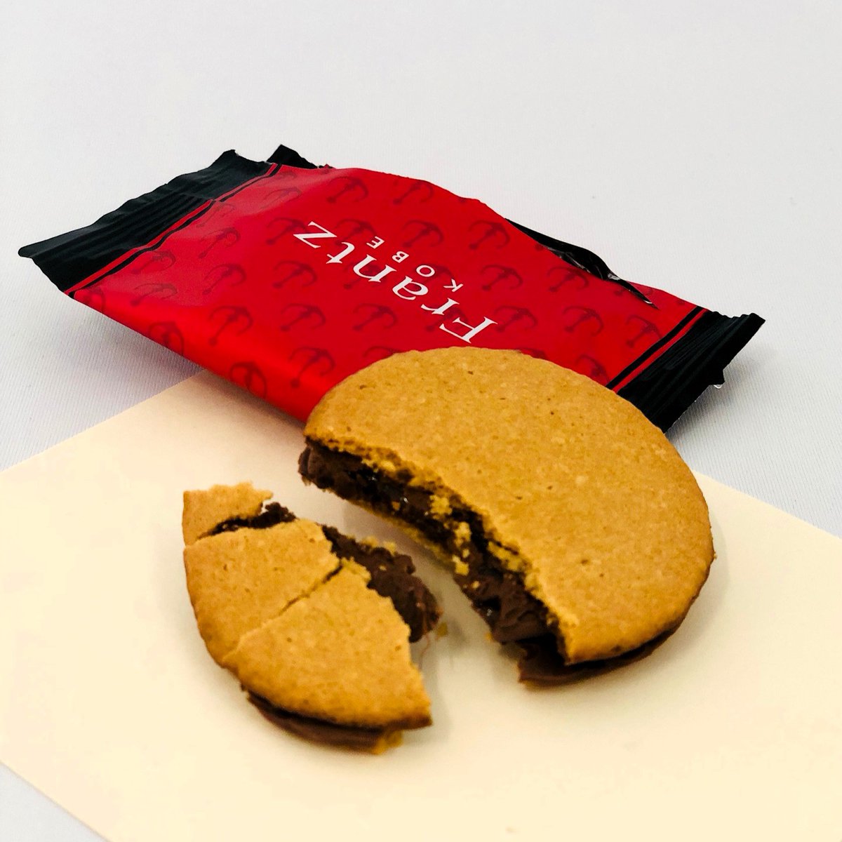 早く来たらお得！　
チョコがもらえるサマーキャンペーン🏖️　

8月9日（土）～17日（日）ミュージアムは通常より
1時間早く午前10時から開館します。

期間中11時までご来館の先着30名さまに
神戸を代表する洋菓子店
＃神戸フランツ
のお菓子をひとつプレゼント
来てね🏃‍♀️
＃チョコレートミュージアム