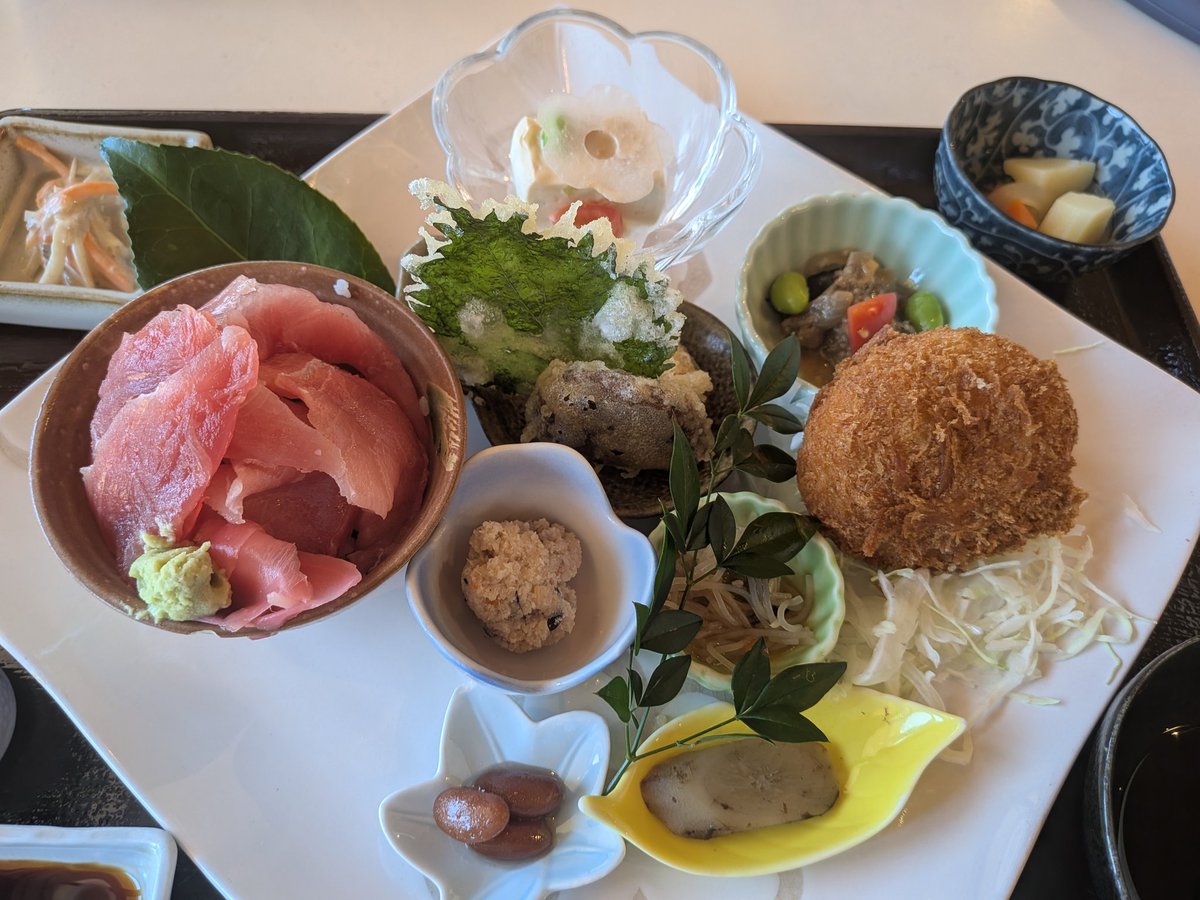 mar3_222's tweet photo. 7月30日(水)
はなびより@伊勢崎
プレート御膳ダブル

結構前のことになってしまったけど、、、予約なしで入れた試しがないので予約して訪問
バランスよく美味しい食事でありました���が食べ放題のご飯、サラダ、せっかくだからとおかずダブルにしたり、、、食べすぎてしまうのはいつものこと。 https://t.co/4qSiDtB12I