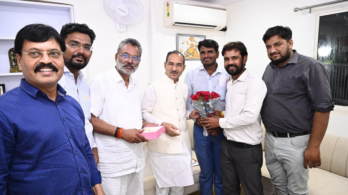 madanrrathore's tweet photo. नई दिल्ली आवास पर कई गणमान्य जनों ने शिष्टाचार भेंट की, इस दौरान उनसे विभिन्न विषयों पर चर्चा हुई। https://t.co/aEBqR6hngS