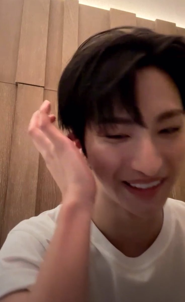 randomr22's tweet photo. Seonghwa smiled so much during the live. I’m glad you’re feeling a bit better 🥹🩶 https://t.co/FRn2bLlCc6