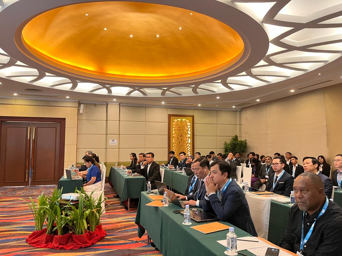 ITUAsiaPacific's tweet photo. At Asia Media Summit 2025 in Siem Reap, ITU, AIBD &amp; Gov of 🇰🇭 organized a masterclass on the role of broadcasting in early warning dissemination under the #EW4All initiative, featuring a Cell Broadcast demo with @CDOT_India &amp; a CAP tabletop exercise. Timely alerts save lives! https://t.co/U0eRm3dzbz