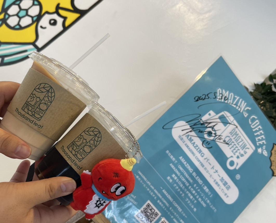 jw__520's tweet photo. やっと休みが合ったので
相方とランチしてきました😋
帰りにコーヒーをテイクアウトして
澤さんのサインの前でオニニ
含めてぱしゃり📷
美味しかったです!!
#thousandLeaf
#AMAZINGCOFFEE
#AMAZINGパートナー
#アメコ
#いわき
#オニニ https://t.co/qZs3kNmTfo