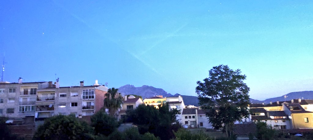 Bon dia des d'Esparreguera
(Baix Llobregat)
Dades a les 6:15h
T.Max.Ahir. 34°
T.Min.Avui. 21,5°
T.Actual. 21,5°
Hum. 62%
T.Xafogor. 24
Vent. E 3,6 km/h
Vent.Max. 22,3 km/h
Pressió. 1017 mb