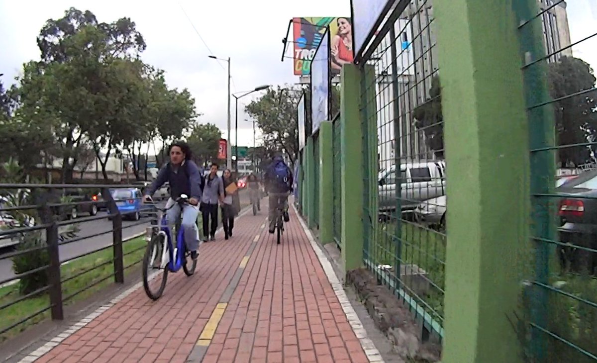 javoec's tweet photo. Hilo de capturas en bici del 2014 en adelante. Hace 11 años ha cambiado mucho #Quito... 

Av. Colón sin ciclovía. Av Amazonas sin semáforos para bicis, bicis públicas funcionando, pista de la Carolina sin el piso especial

1/ https://t.co/CS1bAGGy0k