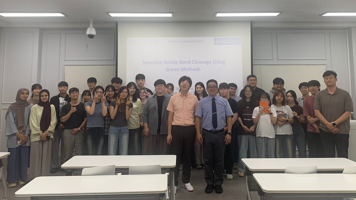 CheoljaeK's tweet photo. Thank you, Prof. Wei-Yu Lin at Kaohsiung Medical University, for your wonderful talk @CBNUCHEM #ACP_Lectureship https://t.co/fbM3yvrDfW