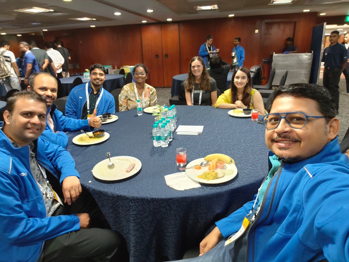 I_saloni92's tweet image. Just after breakfast all set for keynotes #KubeCon #cncf #linuxfoundation
