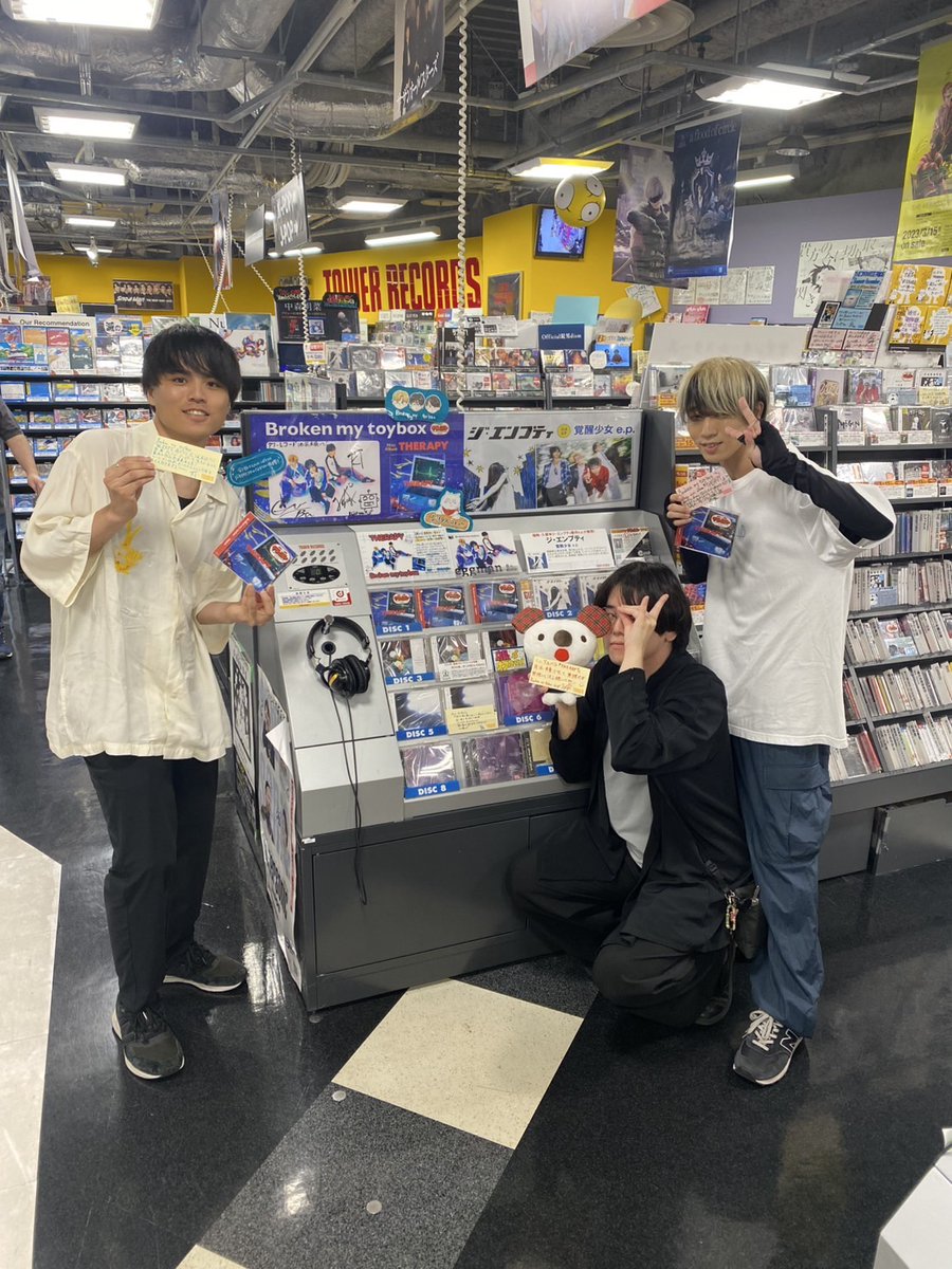 TOWER_Ikebukuro's tweet image. #Brokenmytoybox 

本日、8月6日に初EP「THERAPY」をリリースされたBroken my toyboxの皆様がご来店！

コメントやサインなどたくさんありがとうございます！
聴く者の心に寄り添い、癒しを提供してくれる1枚！

タワーレコード限定となっております💿
是非、チェックを🤖🦡

tower.jp/item/6852594