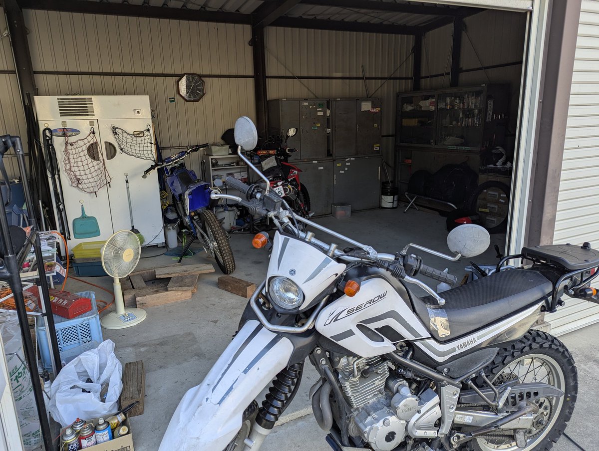 今日は御岳エクスプローラーパークに向けてオッシーのバイク整備

奥左は僕のTTRはすでに準備万端(⁠^⁠^⁠)
　
待ってろ御岳！