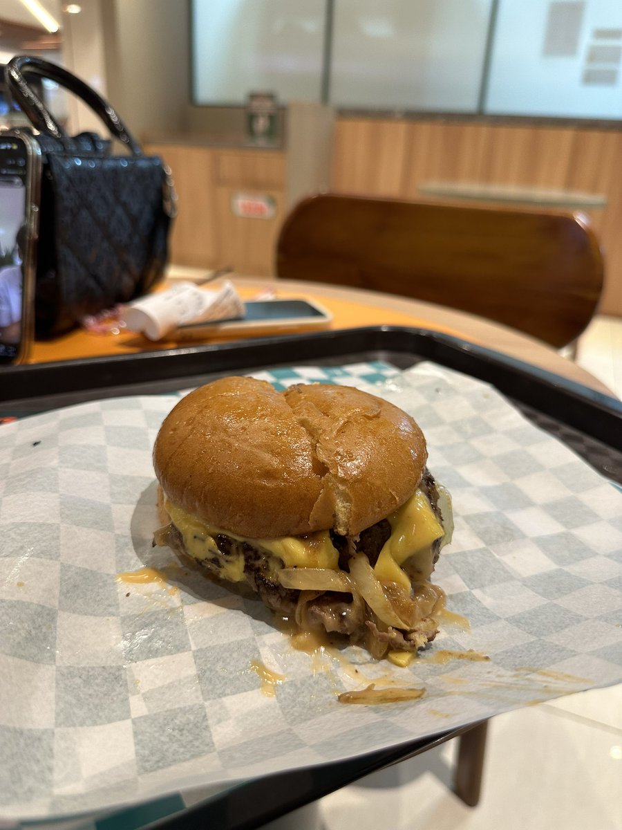 Sizel journey day 130
Trip ke semarang buat nyobain burger disana. Kaget mereka cuma pake mayo, tapi enak poll 😭