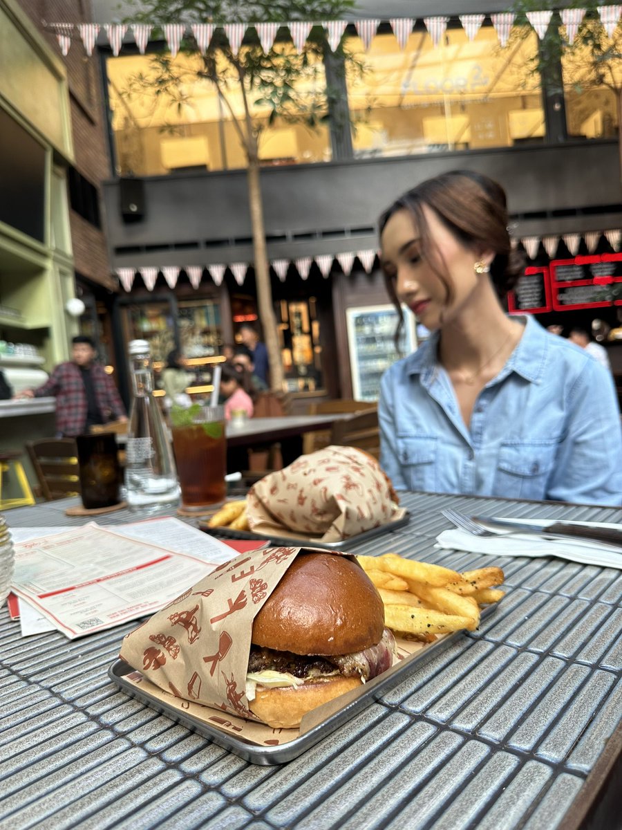 acronym____'s tweet photo. Sizel journey day 130
Trip ke semarang buat nyobain burger disana. Kaget mereka cuma pake mayo, tapi enak poll 😭 https://t.co/1II2IWSzAd