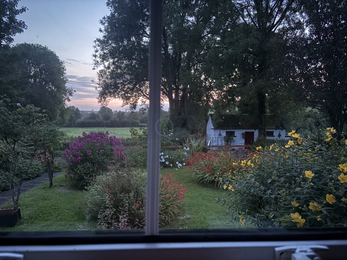 mtully21's tweet image. #ViewFromTheWindow
As the mornings take longer to wake up, is that a sliver of sun I see rising… or is it a #ShepherdsWarning 

#ThisIsCavan

And it is Good….