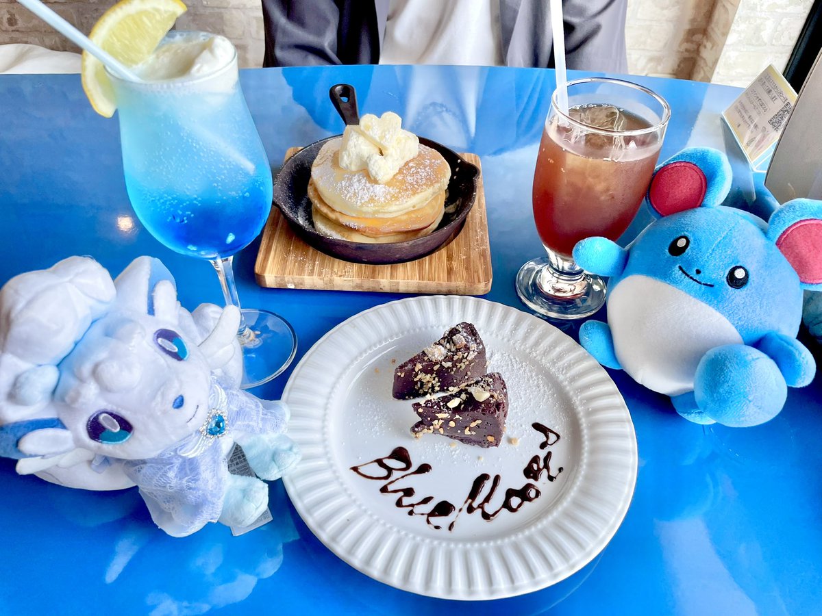 海沿いのカフェ💙
自家製塩バターパンケーキも濃厚ショコラも美味しかったね❕
 #ポケぬいもぐもぐ部  #ポケぬいカフェ部  #アローラロコン  #マリル  #ポケモンfit