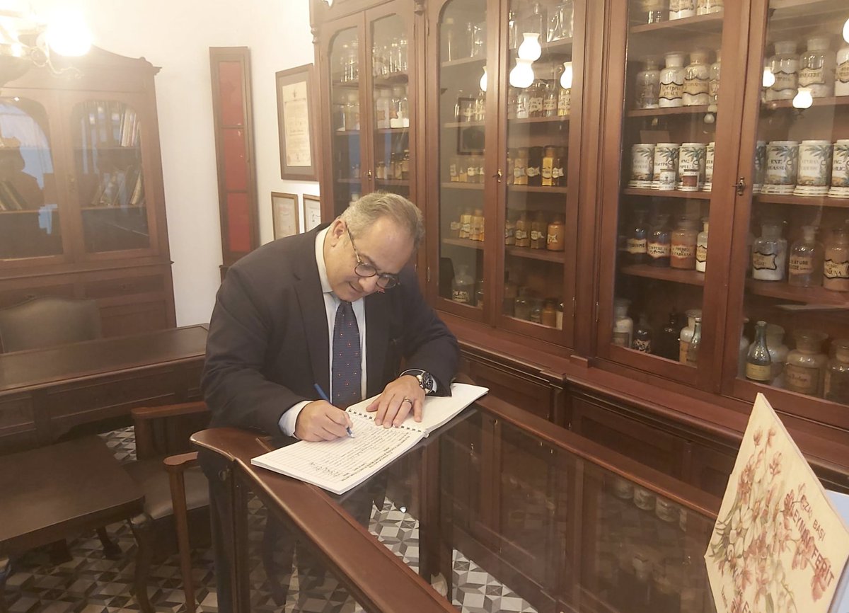 Ege Üniversitesi Eczacılık Fakültesi Dekanı ve Eczacılık Fakülteleri Dekanları Konseyi Başkanı Sn. Prof. Dr. Hande GÜRER ORHAN Hocamızı ziyaret ettik. Eczacılık Eğitimi ve Mesleğine ilişkin karşılıklı değerlendirmelerde bulunduk.
Fakültede yer alan Süleyman Ferit Eczacıbaşı