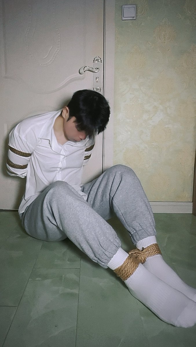 被捕获的失足少男
#捆绑 #囚禁 #白袜 #1m