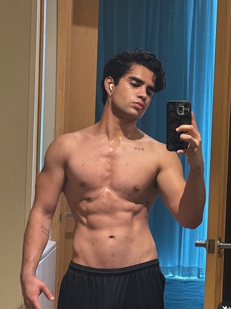 zluxicat's tweet photo. Te entiendo Facundo yo también estuviera obsesionado con Aaron Mercury #LaCasaDeLosFamososMx #LCDLFMX3 https://t.co/iDArZeaja9