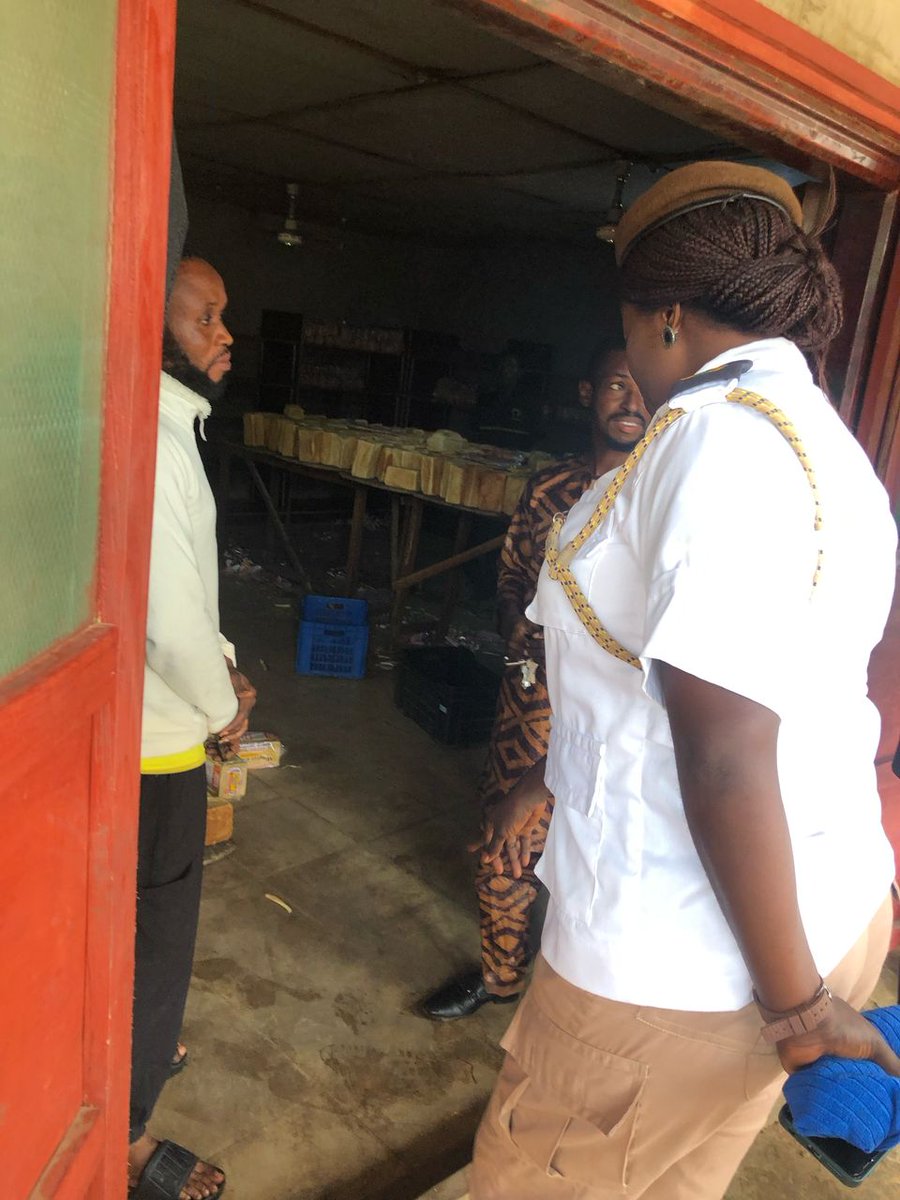 EHOs inspected Omisanjana &amp; Aduramigba.
Meat vendor &amp; bakery checked for hygiene compliance; nuisances abated; Personal Protective Equipment (PPE) use encouraged.
Residents urged to avoid dumping refuse in drainages to prevent flooding. 
🌍 #EkitiEnvironment