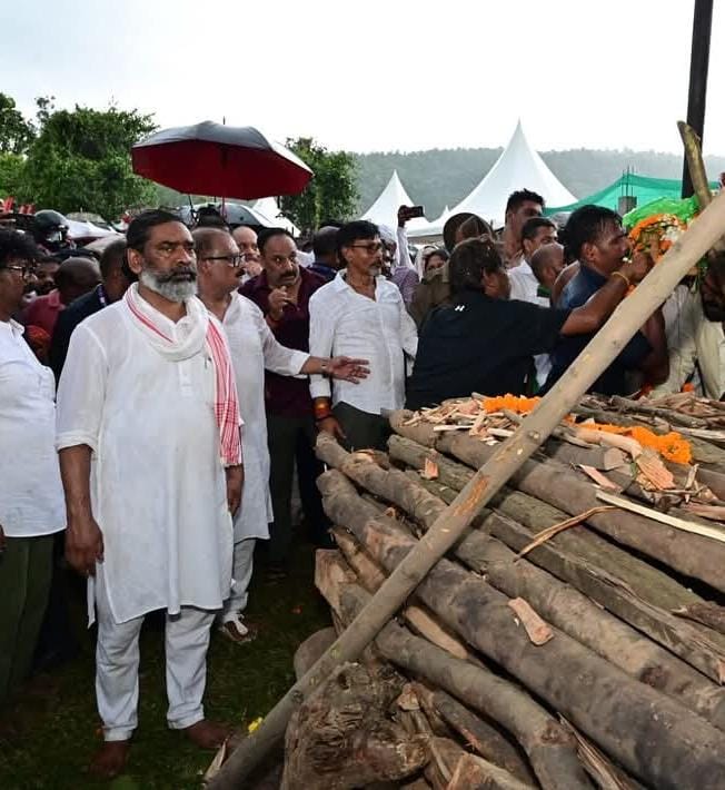 JMM_Garhwa's tweet photo. ये क्षण भावुक है... ये विदाई नहीं... एक युग का मौन पड़ाव है।

@HemantSorenJMM 
@MithileshJMM @JmmJharkhand https://t.co/LrTNpwfxON