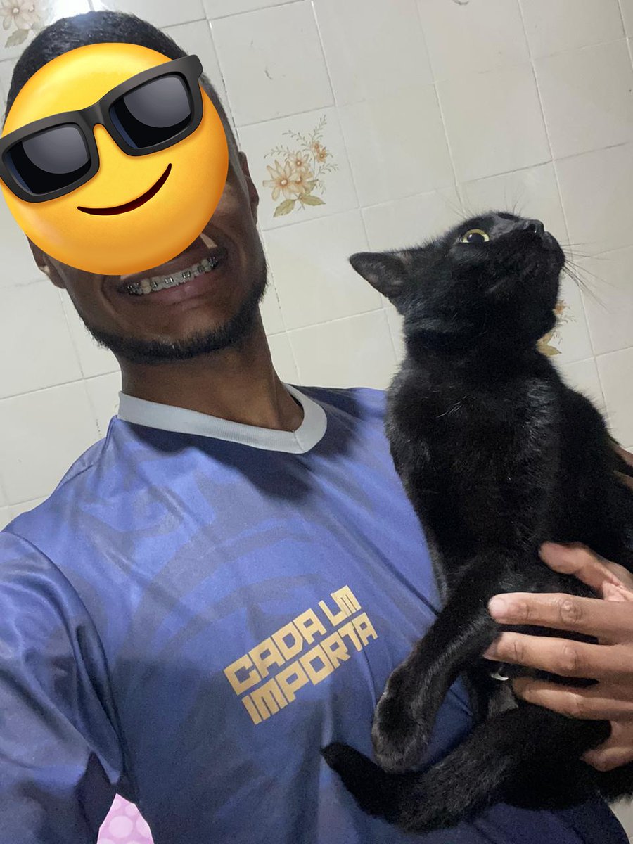 LusMello7's tweet photo. Cara que tarefa foda essa, o Google photos me trouxe uma lembrança massa...

Eu fico me perguntando "O que passa na cabeça dele (gato)" simplesmente 5 nego adentrando a casa da @wbtrlau na madrugada, para tirar uma foto com seu gato preto

#Quedia ❤️ https://t.co/rJWGdv9OH4