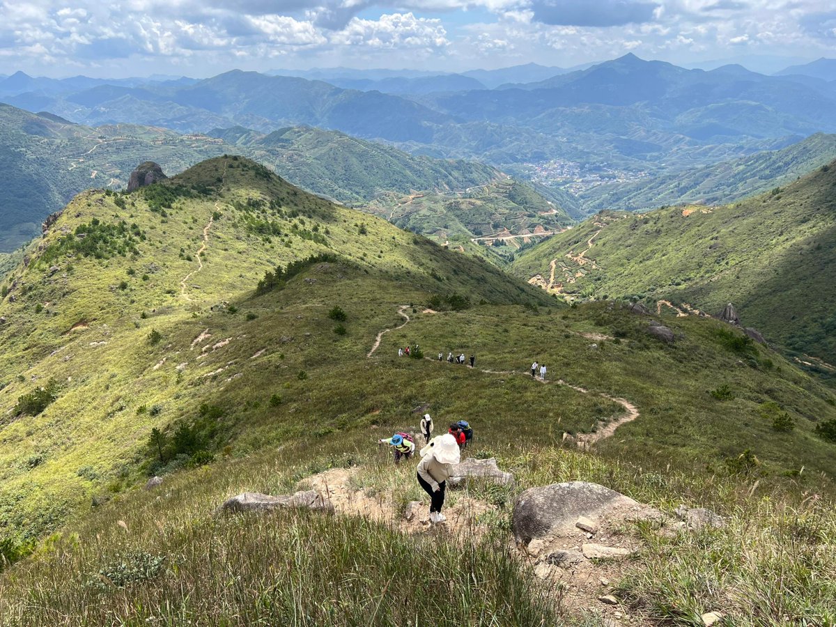 🚶‍♂️✨今日は山登りにチャレンジ！
緑に囲まれた静かな道を歩きながら、心も体もリフレッシュ🌿💚
頂上からの景色はまさに絶景で、努力の甲斐がありました⛰️🌞
自然のパワーを感じて、新たなエネルギーをチャージ！
#登山 #自然の癒し #リフレッシュ #絶景 #アウトドア