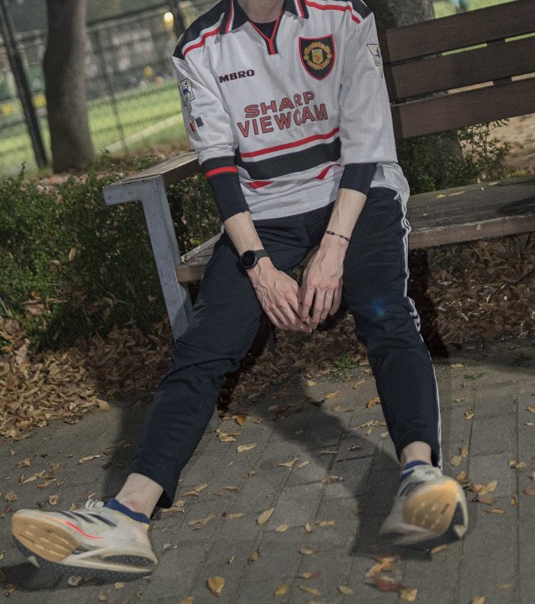 주위에 러닝 하는 사람들이 슬슬
많아진다. 왜그럴까 생각해보니
걷기,달리기는 인간으로서
가장 자연스러운 행동이니

다른 운동보다 가장 적은
마음으로도 할 수 있기때문이다.

경제적으로도 러닝은
돈을 쓸려고 하면 비싼건 많지만,

또 안쓰겠다고 마음 먹으면
지금 신고 있는 운동화로도 할 수